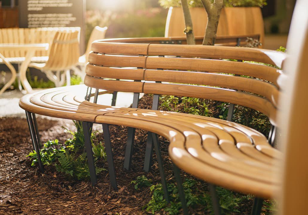 LEUGGERN curved bench